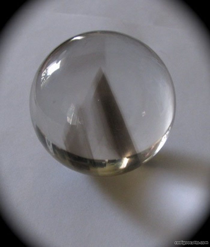 La maravillosa esfera de cristal que según Ray Brown fuera recuperado en 1970 tras un hallazgo inesperado en las Bahamas, muy cerca del temido Triángulo de las Bermudas
