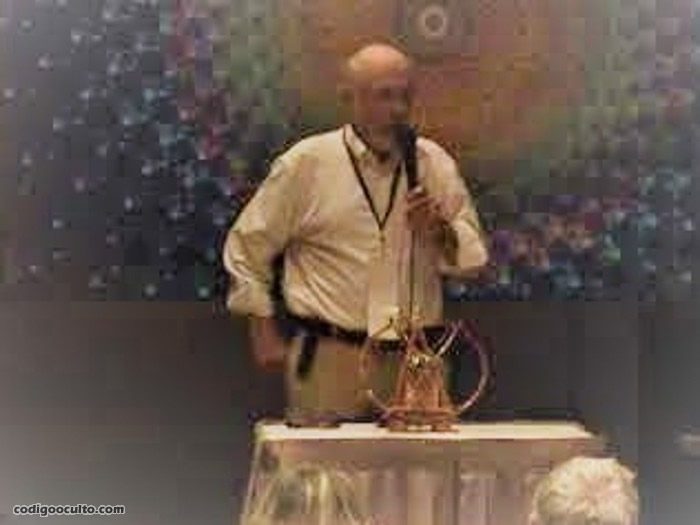 El actual guardián del cristal es Arthur Fanning un psíquico residente en Sedona, Arizona, retratado en una exhibición durante los eventos de 2011. Cortesía