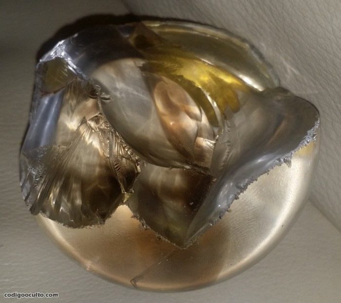 El cristal actualmente se encuentra fracturado luego de ser hervido para quitarle su mala energía, aún si sigue siendo resistente