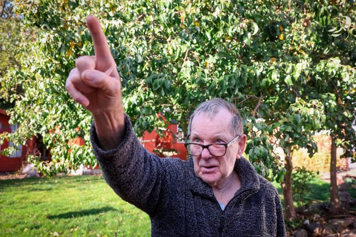 Gerry Woodcock, de 89 años, de Clifton, Nottingham, señala el área del cielo en la que afirma haber visto un OVNI