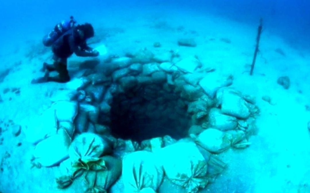Científico encuentra un agujero en el fondo del océano y se sorprende al descubrir lo que era