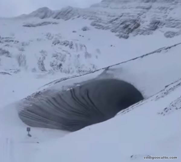 Captura de vídeo de una supuesta cueva hallada en la Antártida