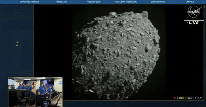 Imagen enviada por el Dart, momentos antes de impactar en el asteroide Dimorphos