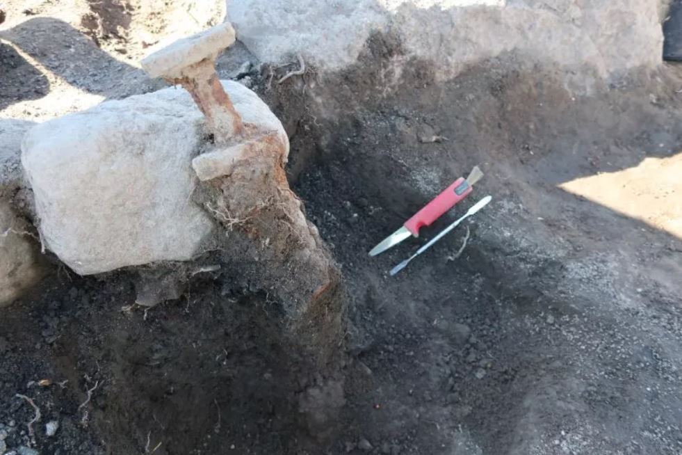 Una foto de la segunda espada encontrada en el sitio de excavación en el centro de Suecia. Las espadas fueron vistas por sus mangos, sobresaliendo de la roca