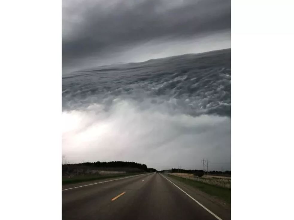 La foto de theresa birgin lucas de la misteriosa formación de nubes. Los científicos atmosféricos no están seguros de qué tipo de nube es, o incluso si la foto es real, pero han sugerido que podría ser una nube de asperitas.