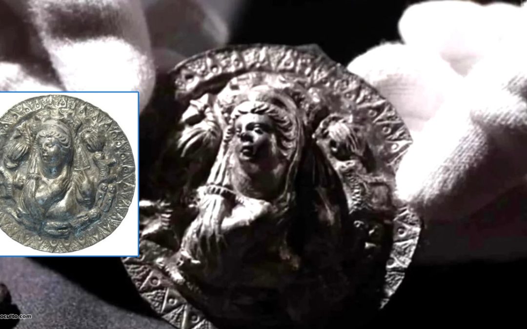 Arqueólogos encuentran un antiguo medallón de plata de la diosa Afrodita en Rusia