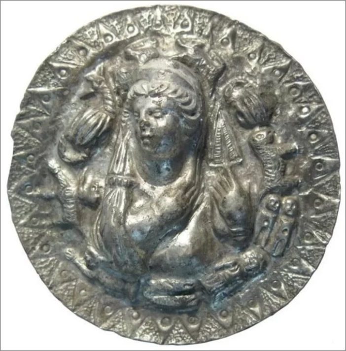 El gran medallón está hecho de plata y muestra a la diosa Afrodita en el centro, rodeada de símbolos que representan 10 signos del zodíaco