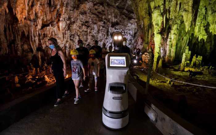 Perséfone es un robot griego utilizado como guía para turistas, durante su recorrido dentro de la cueva Alistrati, noroeste de Tesalónica, y que desde 2021 lo tiene como estrella del lugar. Creación de Nikos Kartalis, quién tardó casi veinte años en hacer su proyecto realidad