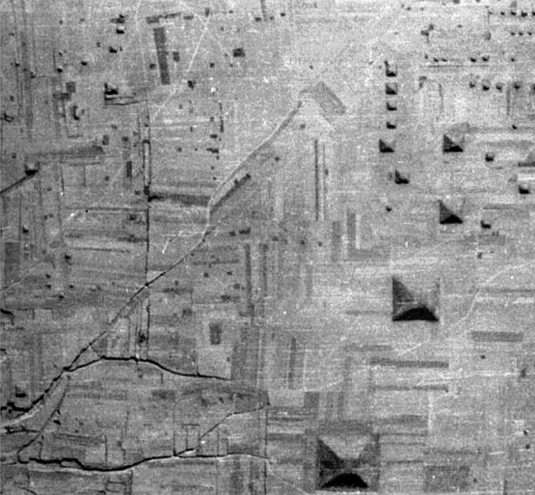 Complejo de las Pirámides de Xi'an: A principios del siglo XX, diferentes exploradores y comerciantes como los alemanes Frederick Schroeder y Oscar Maman dieron testimonio de la presencia no de una, sino de numerosas pirámides alrededor de la ciudad de Xi'an