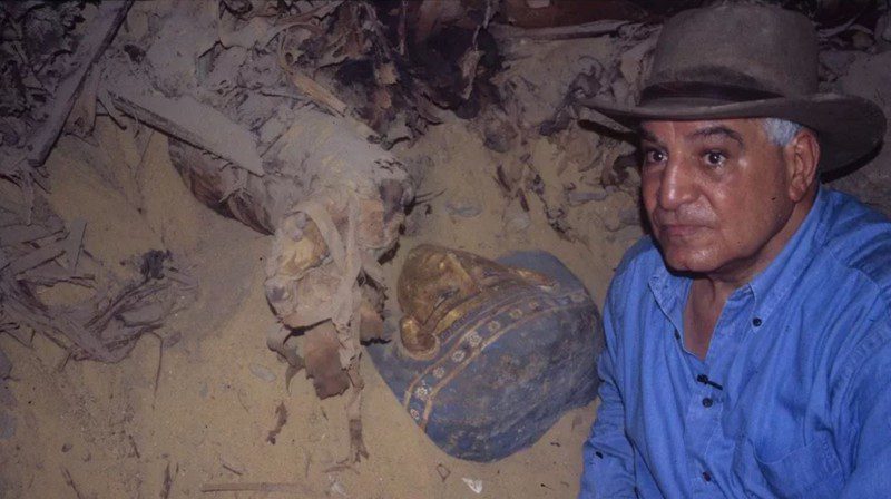 El egiptólogo Zahi Hawass y una de las momias descubiertas en Saqqara, un sitio de excavación en las afueras de El Cairo