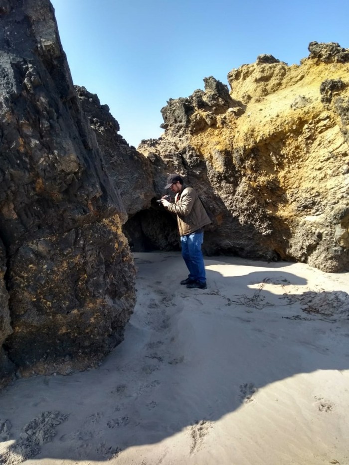 El investigador peruano Rafael Mercado visitó la playa donde aparecieron los misteriosos humanoides