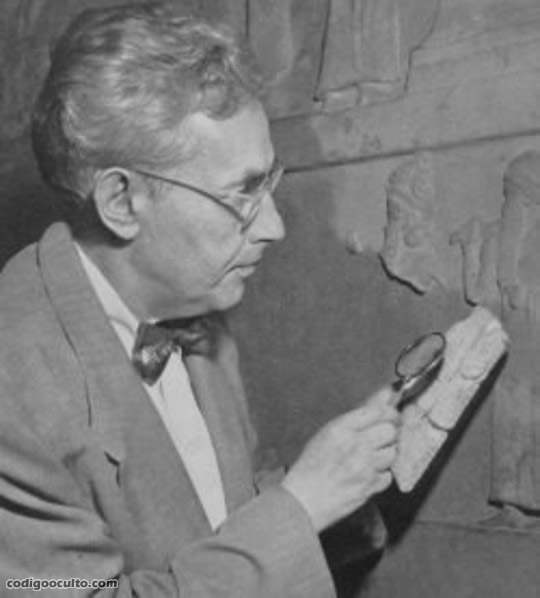 Samuel Noah Kramer retratado en 1955, poco tiempo después publicaría su célebre La Historia Empieza en Sumer, siendo uno de los primeros autores en mencionar los misteriosos Anunnakis