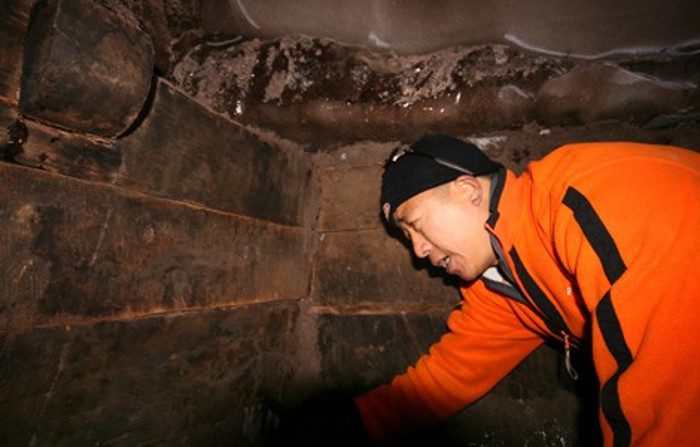 Uno de los arqueólogos chinos junto a los restos hallados en Turquía