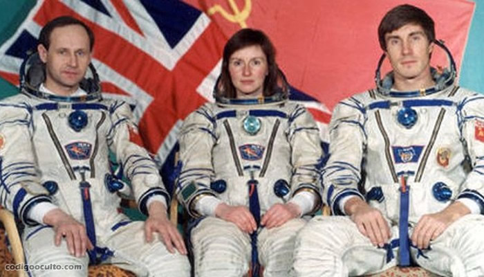 Sergei Krikalev, Anatoly Artsebarsky y Helen Sharman, antes de partir a la misión en la estación espacial MIR