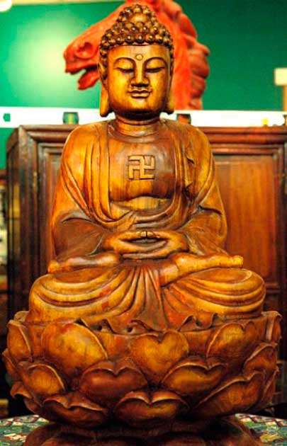Estatua de Buda de madera con gamadian (esvástica)