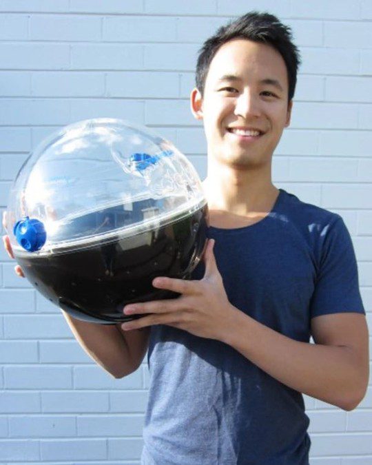 El inventor Jonathan Liow y su dispositivo, el Solarball, que crea agua potable limpia a través de la evaporación y la condensación