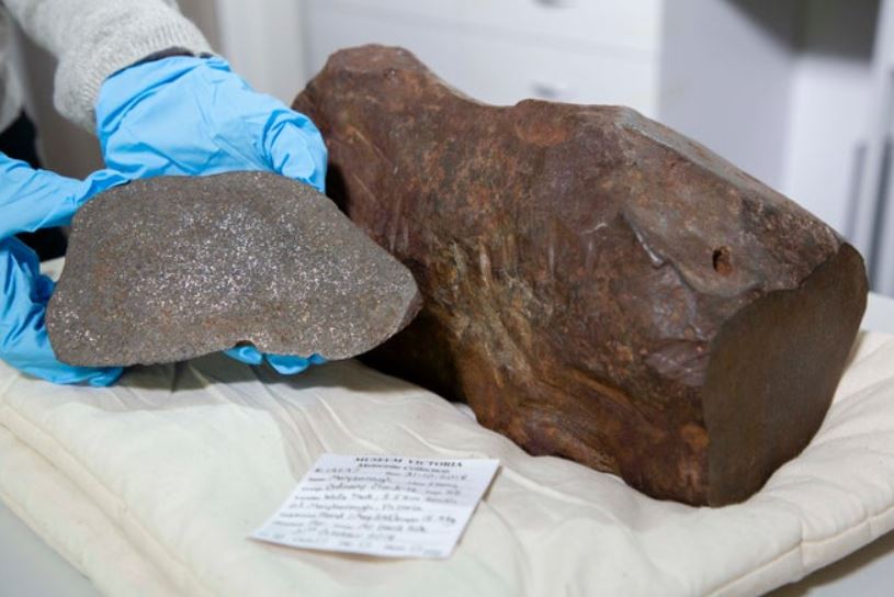 El meteorito de Maryborough, con una losa cortada de la masa