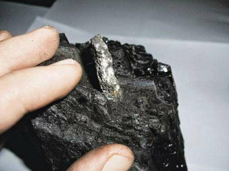 Vista del fragmento metálico encontrado en un trozo de carbón