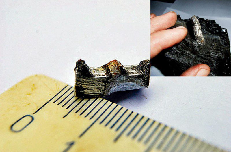 El pequeño fragmento de metal encontrado incrustado en un pedazo de carbón de 300 millones de años