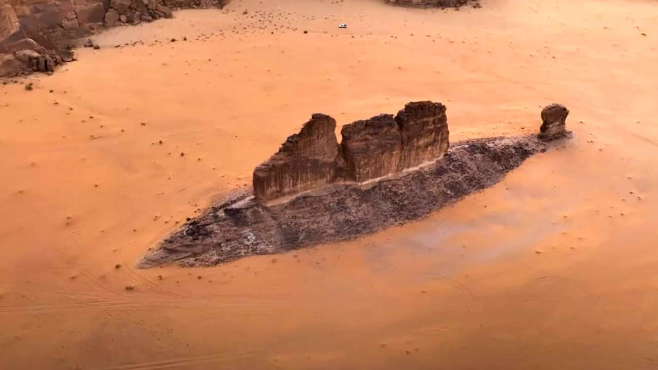 Una enorme roca con forma de pez emerge de las arenas del desierto de Arabia Saudita