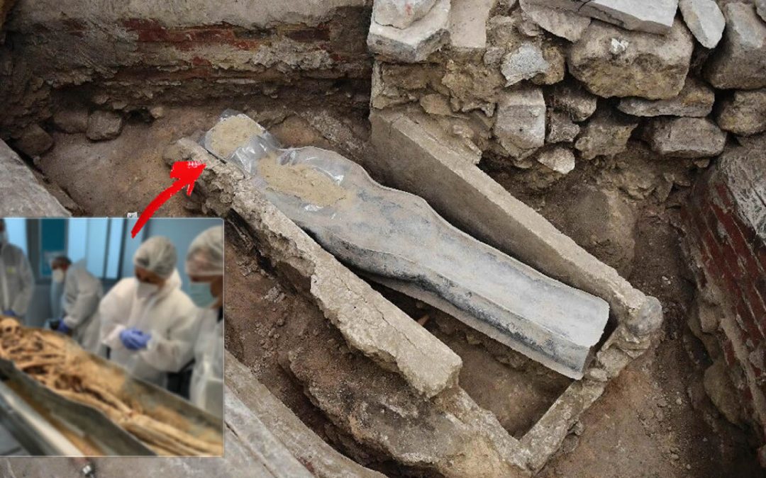 Abren el misterioso sarcófago de plomo sellado hallado bajo la catedral de Notre Dame