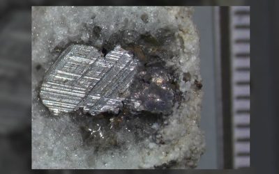 Hallan un raro cuasicristal incrustado en una piedra rayo “fosilizada”