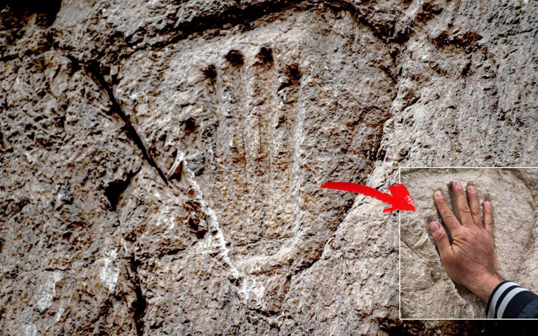Misteriosa huella de mano es hallada en muro de un antiguo foso en Jerusalén