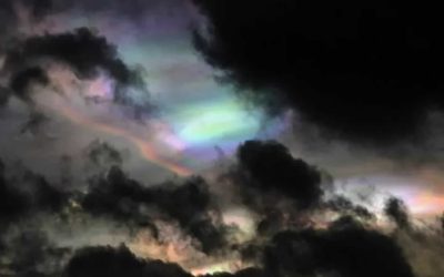 Nubes coloridas extremadamente raras aparecen en el cielo y degradan la capa de ozono