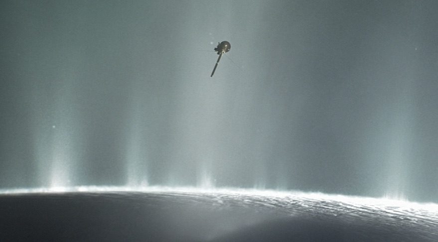 Una ilustración de la nave espacial Cassini de la NASA volando a través de una columna sobre la superficie de la luna Encelado de Saturno