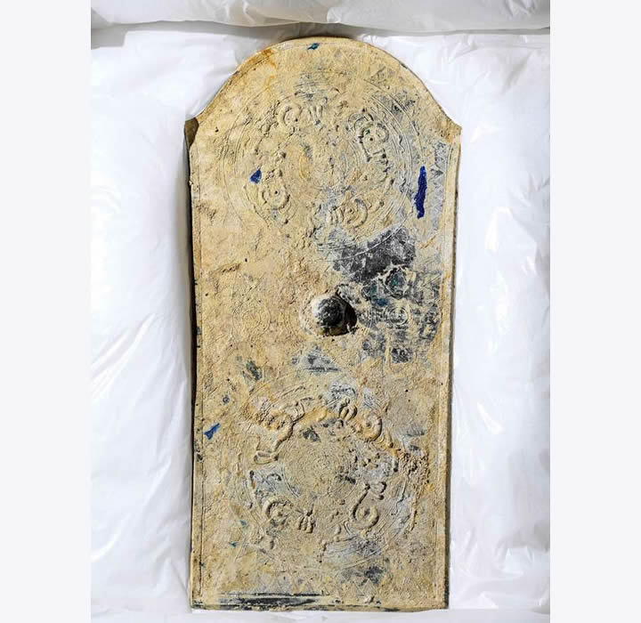 Un espejo de bronce de enormes dimensiones también fue hallado