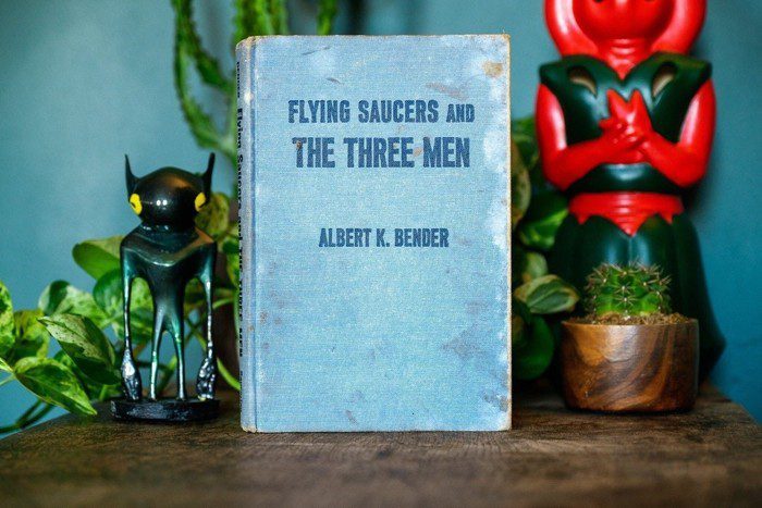 Flying Saucers and the Three Men publicado en 1962 por Albert K. Bender revela fuera transportado a una caverna subterránea, donde los hombres de negro le mostraron una de sus bases
