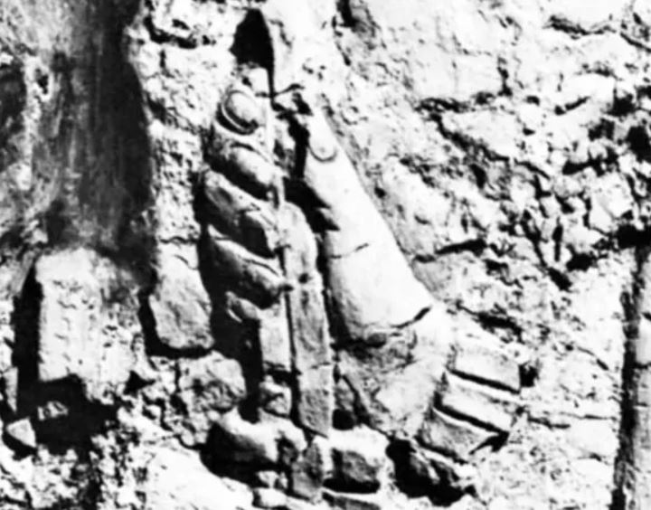 Talla rupestre de una mano de seis dedos en Palenque