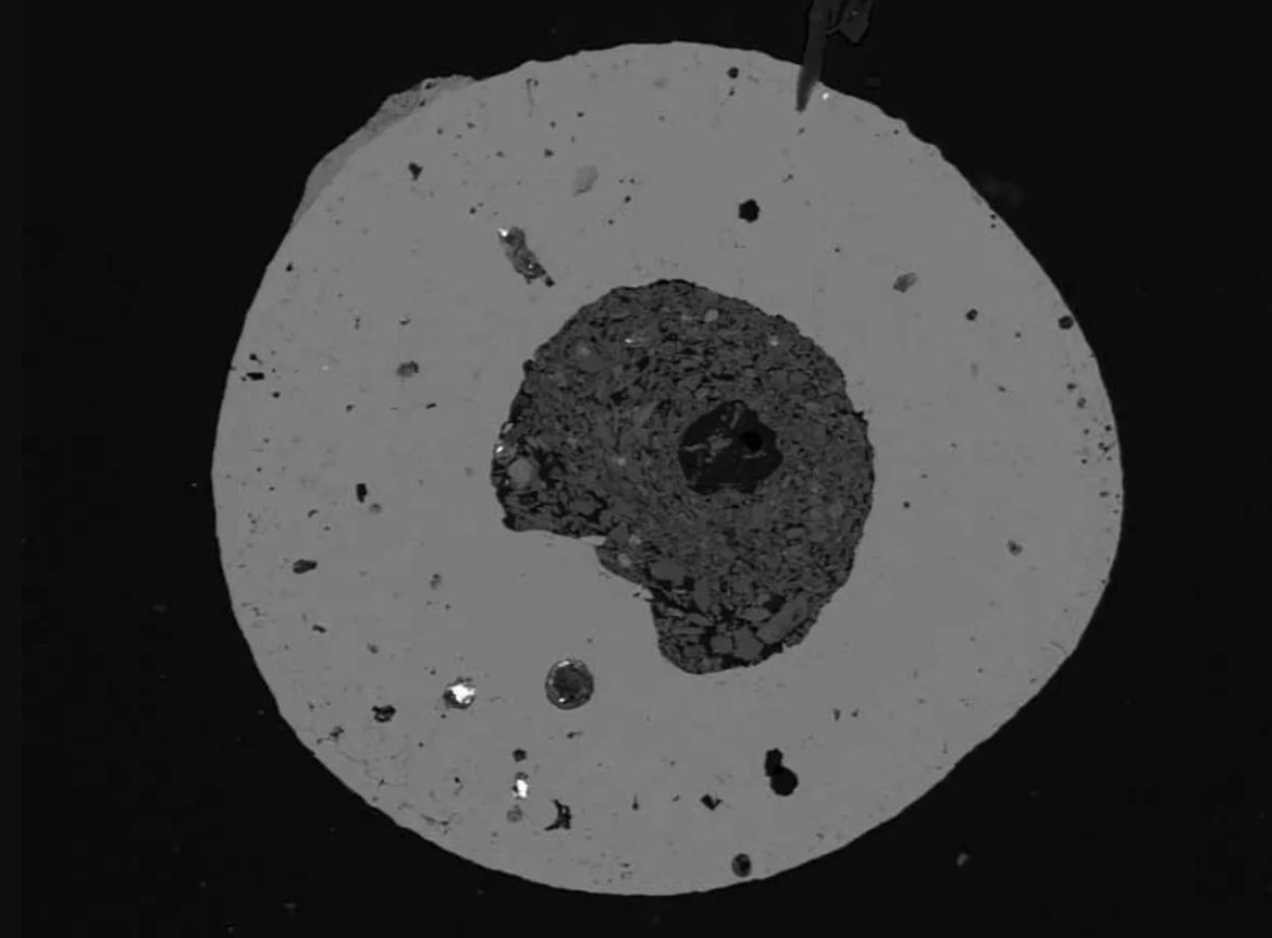 Una microesfera del meteorito