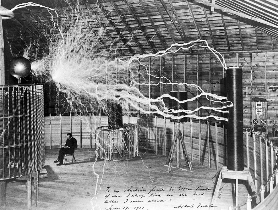 Nikola Tesla en su laboratorio en Colorado Springs