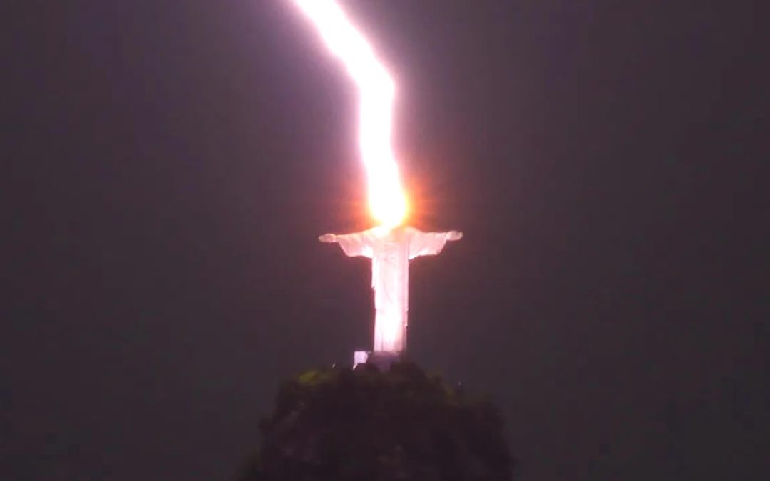 Un rayo cae sobre la cabeza del Cristo Redentor en Río de Janeiro en Brasil