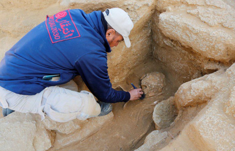 Uno de los arqueólogos analiza el hallazgo del sarcófago de la época romana en la franja de Gaza