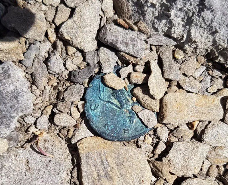 Moneda romana hallada en el sitio de las excavaciones