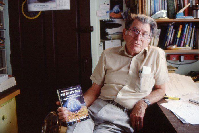 Bruce L. Cathie, piloto neozelandés, experto en matemáticas y más tarde ufólogo conocido, fue uno de los primeros en difundir la historia de la Pirámide Blanca, difundido en su libro de 1978 The Bridge To Infinity
