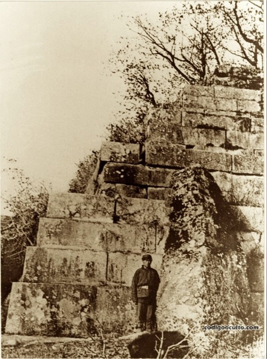 Retrato de una antigua edificación escalonada en China denominada Pirámide Mariscal, localizada en Xian