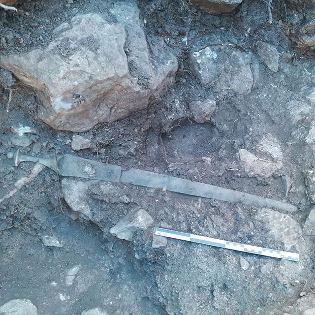 La espada fue encontrada por arqueólogos en el yacimiento Talayot en Mallorca, España. Es una de las 10 espadas de la Edad del Bronce encontradas en el sitio