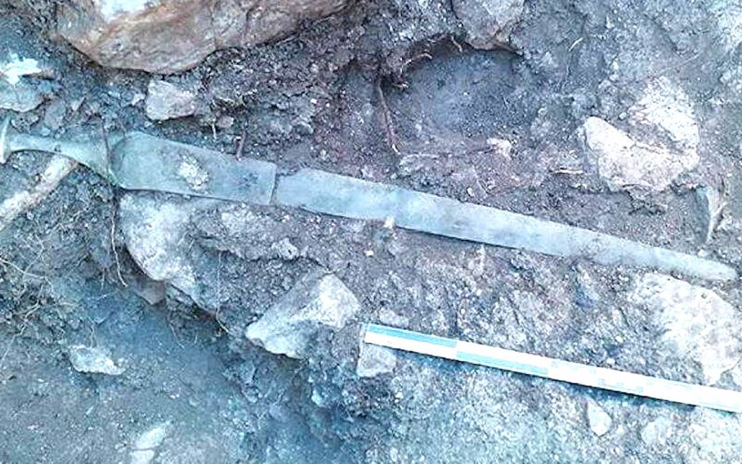 Espada en la roca: una hoja de 3.200 años hallada cerca de un megalito en España