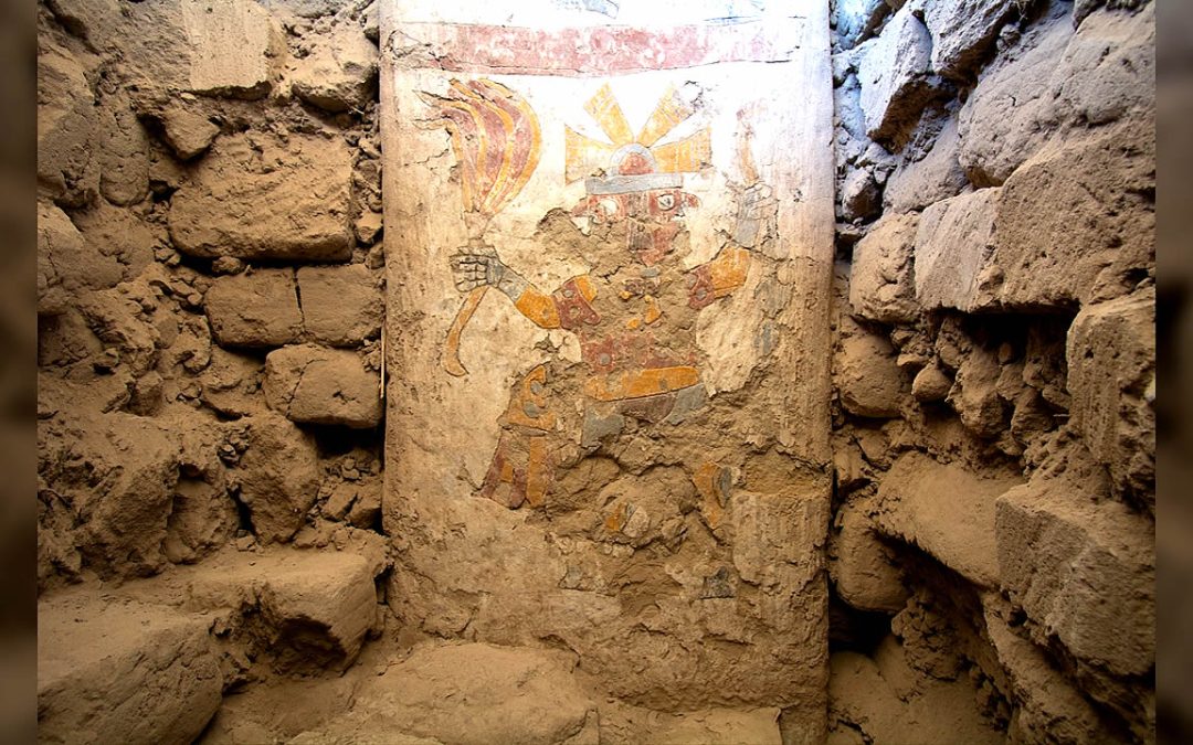 Hallan antiguo mural de hombres de dos caras relacionados a “reinos cósmicos” en Perú