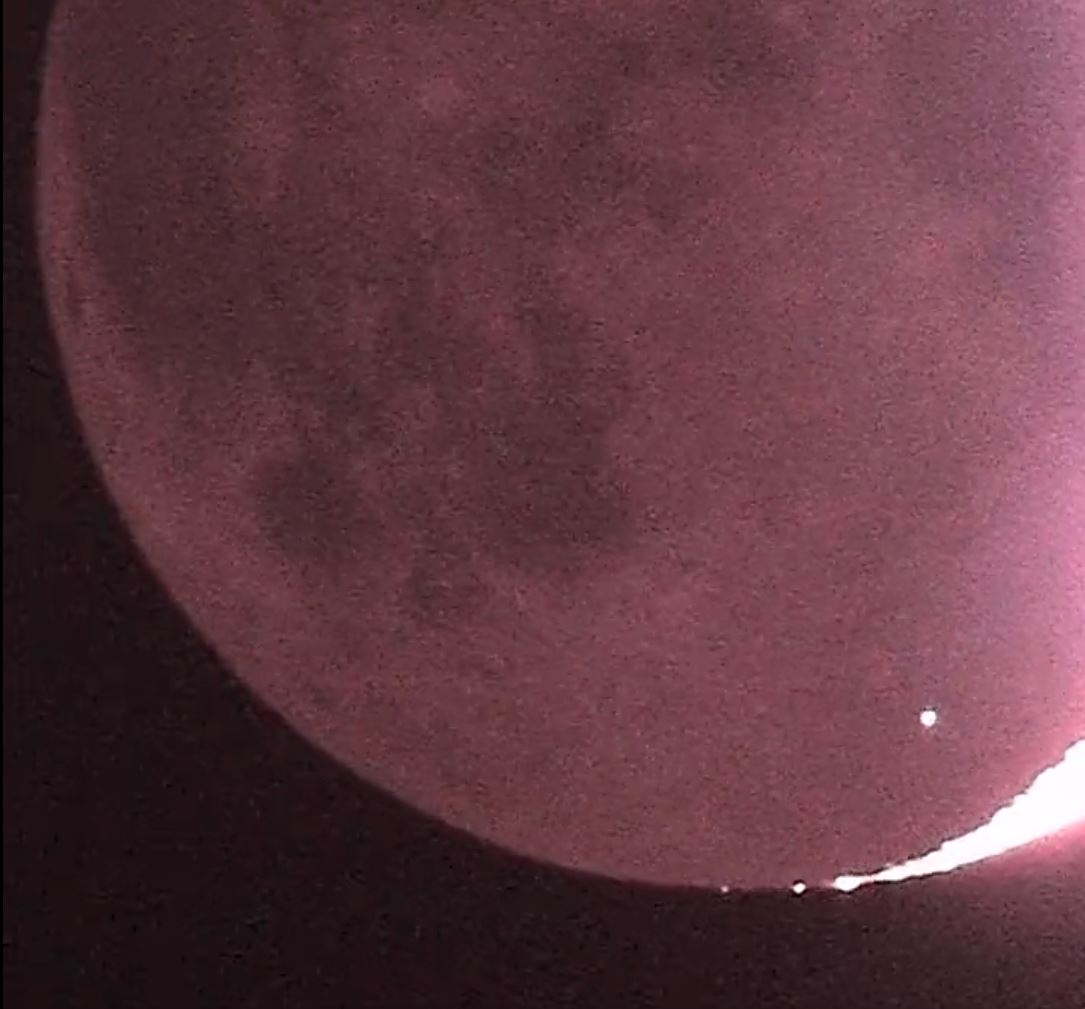Impacto de un meteorito en la luna (ver el flash en la parte inferior derecha)