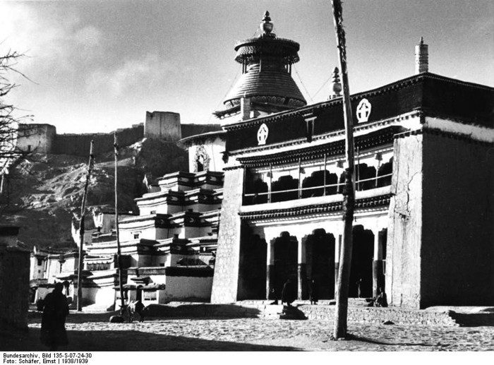 Una antigua fotografía del fabuloso Monasterio de Kumbum, segundo más importante después de Lhasa, y donde en 1912 Fred Meyer Schroder fue iniciado en algunos de sus secretos ocultos