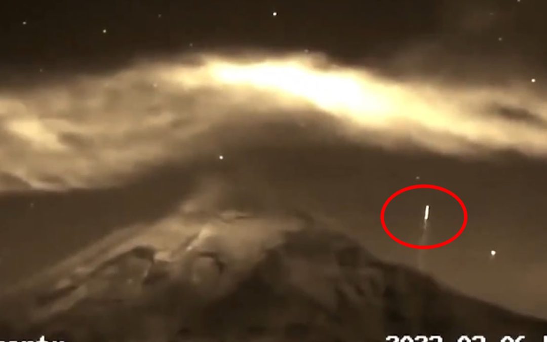 OVNI cilíndrico emerge del volcán Popocatépetl