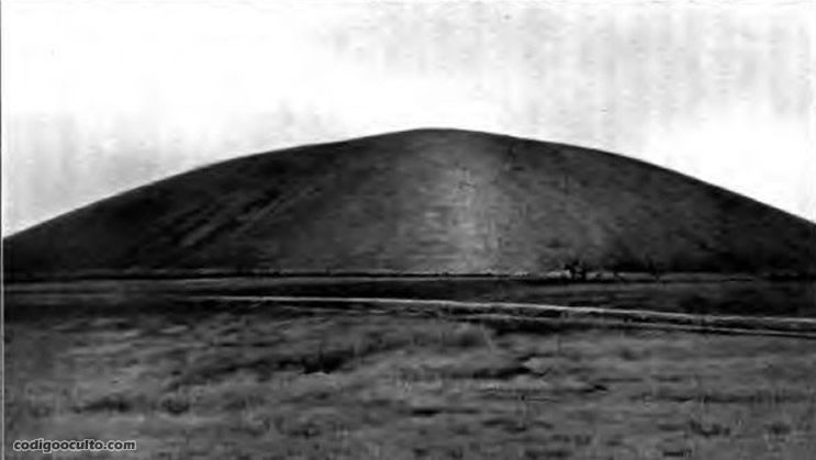 En 1902 el norteamericano Francis H. Nichols, publicó Through Hidden Shensi donde incluyó un retrato de la gran Pirámide de Xian, siendo quizás la primera fotografía conocida