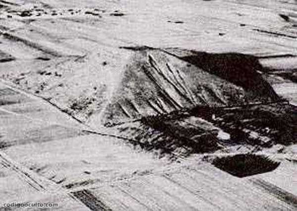 Fotografía de la llamada Pirámide de Xian, presentada al mundo en 1947 por el coronel norteamericano Maurice Sheehan, supuesto autor de la fantástica toma