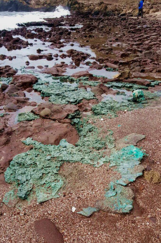 "Rocas plásticas", rocas formadas a partir del exceso de contaminación plástica que flota en el océano, encontradas en septiembre de 2022 en la isla Trindade, estado de Espirito Santo, Brasil
