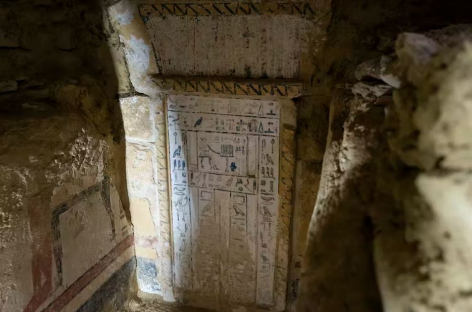 Vista del interior de una de las tumbas descubiertas recientemente en Saqqara, incluida la de Hekashepes