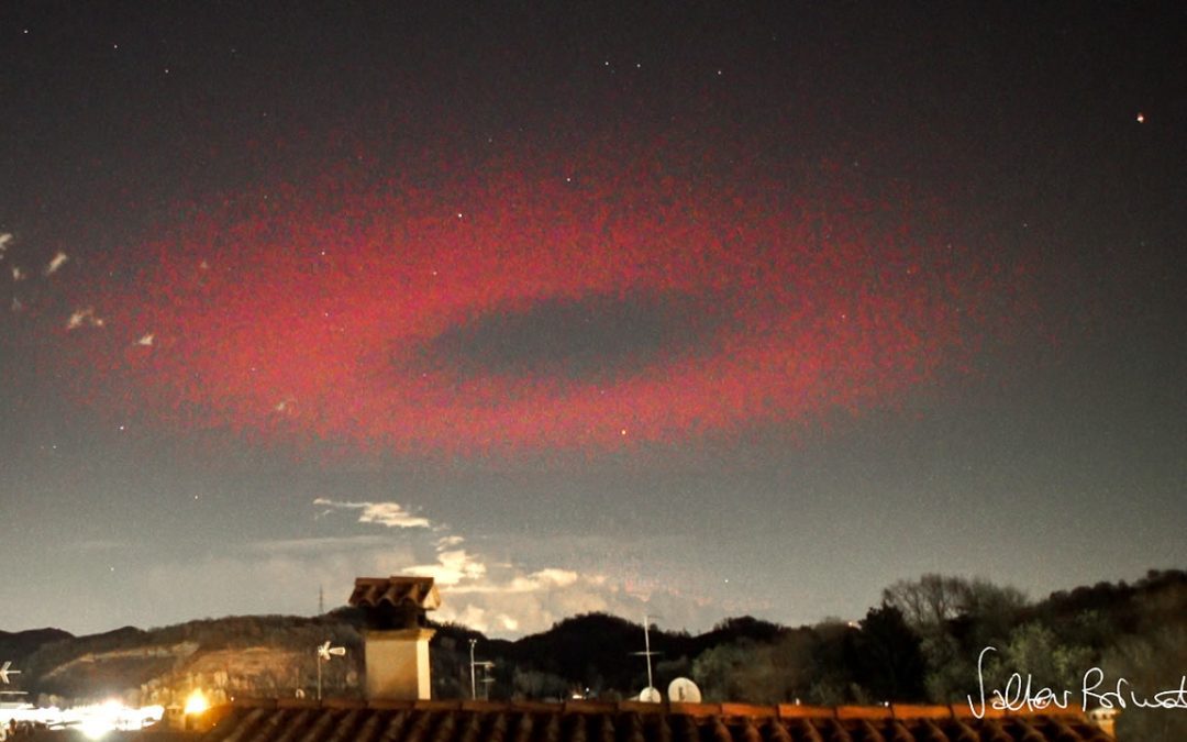 Enorme “anillo luminoso” de color rojo es observado en el cielo de Italia